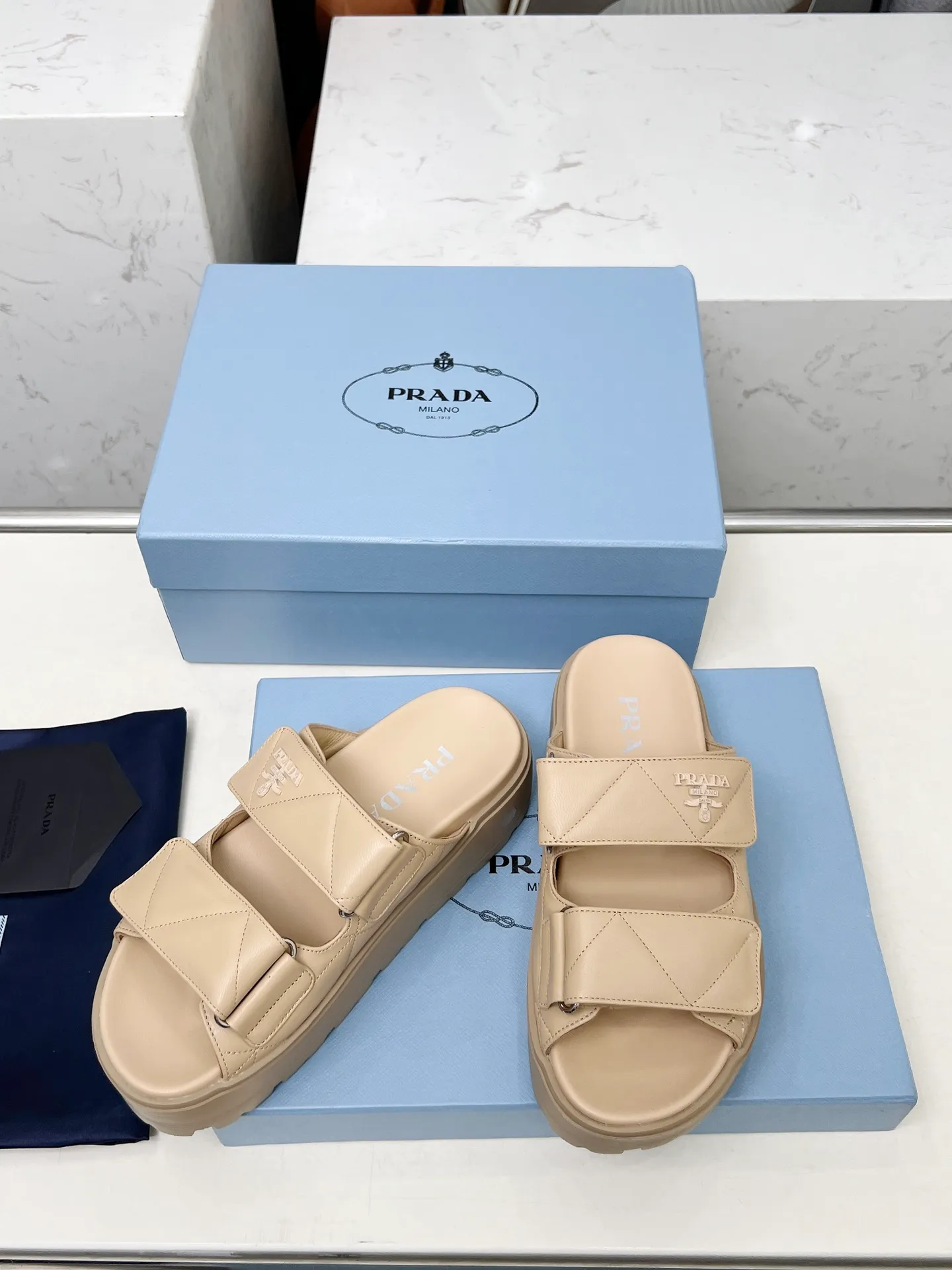 👟👟Ex-factory price 500👟👟 🌸Prada 2025 spring and summer new slippers 💫Velcro sandals The latest catwalk model, classic upgrades, comfort and fashionability coexist. Every color combination looks good, and the design matches different style needs ✅Upper: original customized cowhide ✅Inner lining: original customized sheepskin lining, cowhide feet ✅Outsole: Original molded anti-slip outsole ✅Number of codes: 35-40 (41 customized, non-refundable and non-exchangeable)